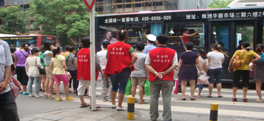 芦淞区助残志愿者做起了文明劝导员