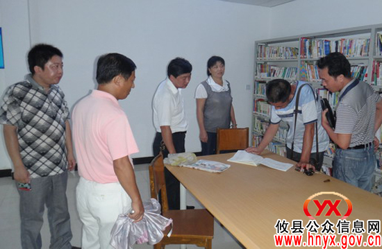株洲市文广新局督查组来攸县督查农家书屋工程建设情况