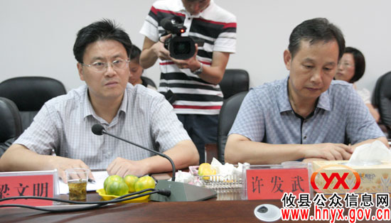 湘潭市商务局局长黄韧一行来攸县考察市场建设与管理工作