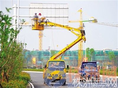 云龙大道10月前开通 工人开始安装交通标识/图