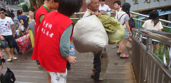 芦淞区助残志愿者做起了文明劝导员