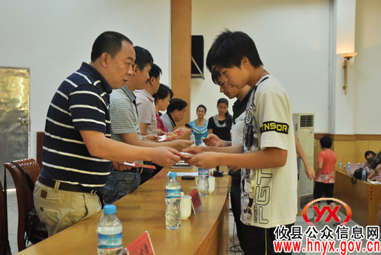 攸县举行2012年“金秋助学”大学新生见面会