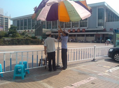 芦淞城管对火车站周边市容开展专项整治