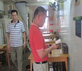 副区长陈湘伟督查学校周边环境卫生状况