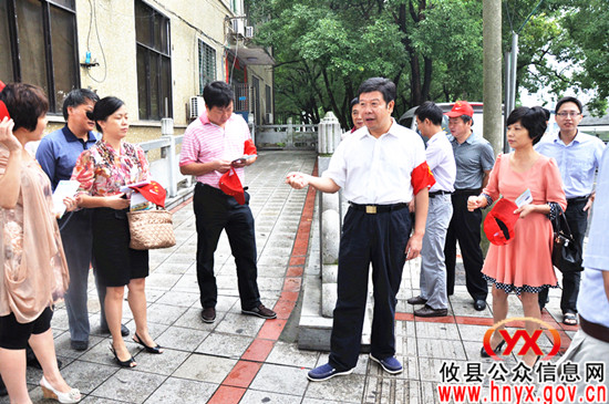【创建文明县城】邝邹飞上街规劝 督促市民保持文明习惯