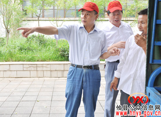 【创建文明县城】颜建斌、毛春良上街规劝　倡导文明行为