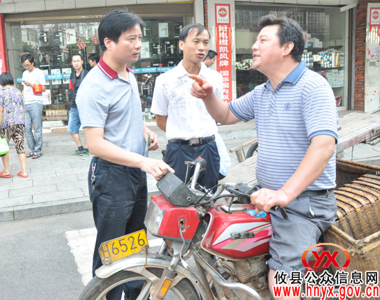 【创建文明县城】谭伟生、谭小宁上街规劝　提醒市民爱护环境