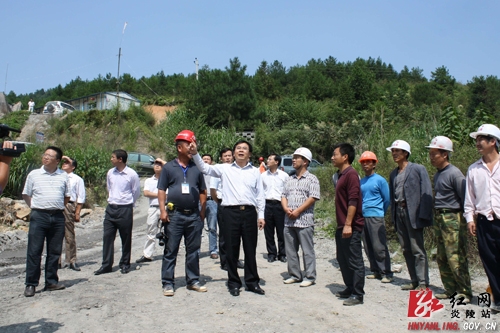 黄诗燕、刘正平看望衡茶吉铁路炎陵段建设员工