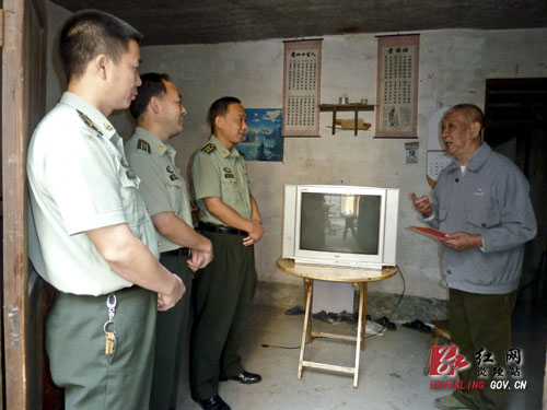 炎陵县人武部慰问七旬特困老职工