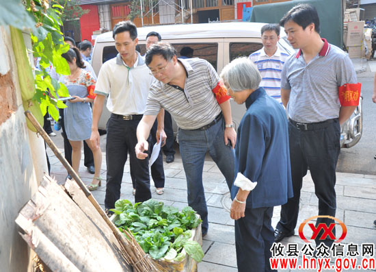【创建文明县城】谭伟生、谭小宁上街规劝　提醒市民爱护环境