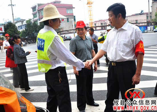 【创建文明县城】邝邹飞上街规劝 督促市民保持文明习惯