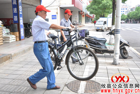 【创建文明县城】颜建斌、毛春良上街规劝　倡导文明行为