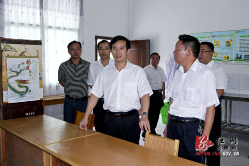 刘正平走访慰问部分学校教师