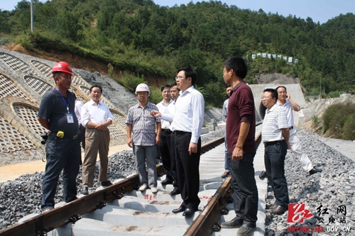 黄诗燕、刘正平看望衡茶吉铁路炎陵段建设员工