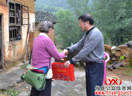 攸县卫生监督所组织在中秋前夕慰问结对农户