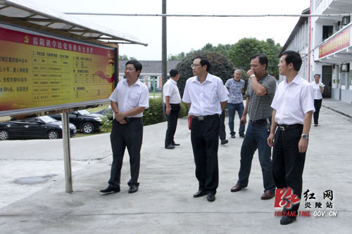 刘正平走访慰问部分学校教师