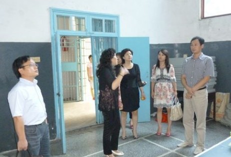 区长王建勇赴学校慰问教师