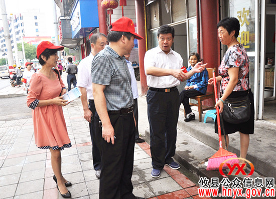 【创建文明县城】邝邹飞上街规劝 督促市民保持文明习惯