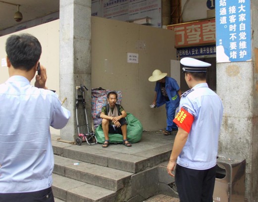 芦淞区多部门联合救助街头流浪人员