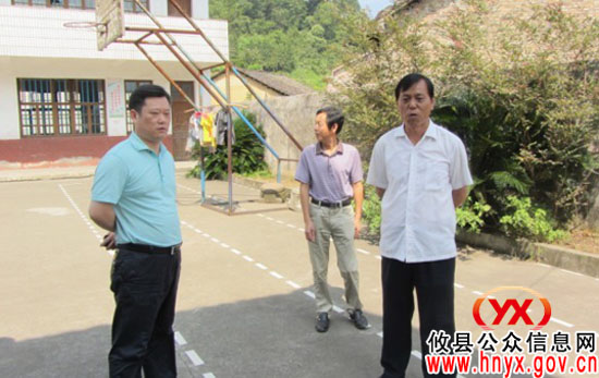 攸县鸾山镇对省合格示范学校创建工作进行督查