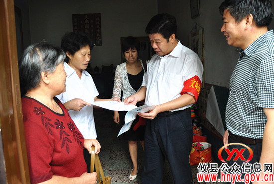 【创建文明县城】邝邹飞上街规劝 督促市民保持文明习惯