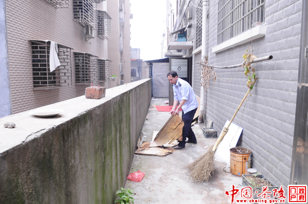 地税局开展节后街巷大清扫