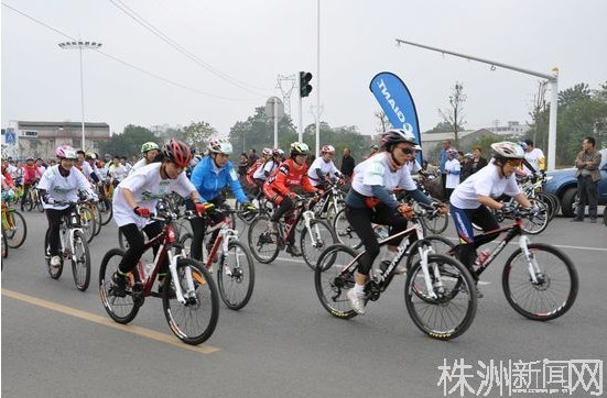 全省自行车挑战赛1000多名选手竞速云龙大道/图
