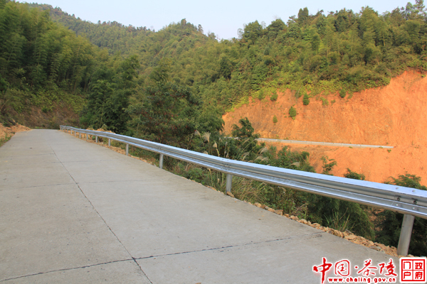 环库公路洮邺段“穿上”钢护栏
