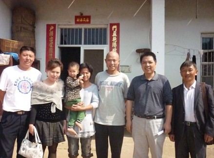 金秋气爽 为民送福