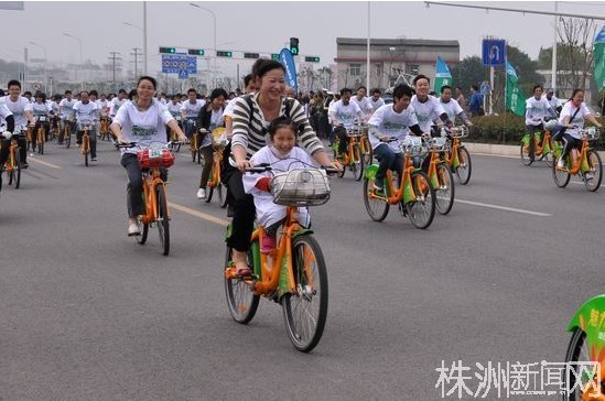 全省自行车挑战赛1000多名选手竞速云龙大道/图