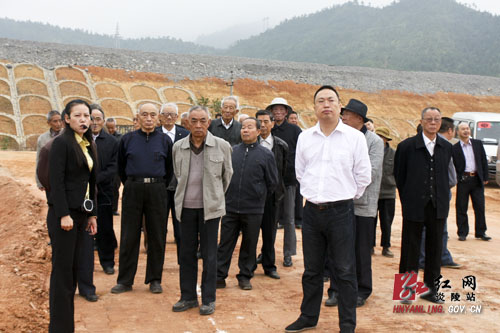炎陵县组织老干部视察重点项目建设并召开形势报告会