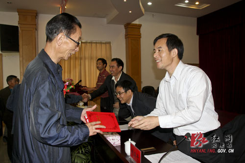 炎陵县组织老干部视察重点项目建设并召开形势报告会
