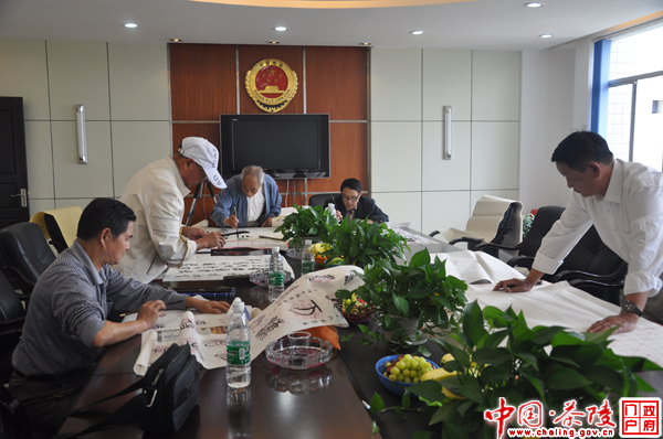 老年书法协会会员挥毫泼墨讴歌检察