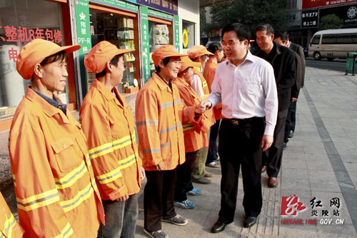 黄诗燕率县四大家领导亲切看望慰问环卫工人
