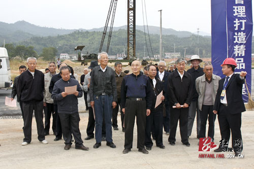 炎陵县组织老干部视察重点项目建设并召开形势报告会