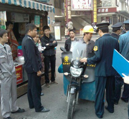 芦淞城管联合多部门整治火车站交通秩序