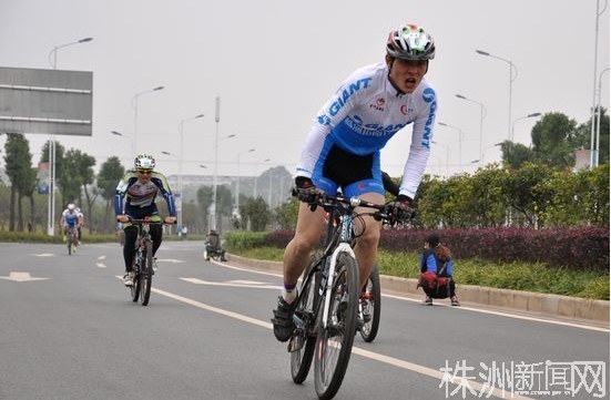 全省自行车挑战赛1000多名选手竞速云龙大道/图