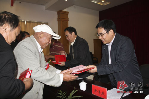 炎陵县组织老干部视察重点项目建设并召开形势报告会