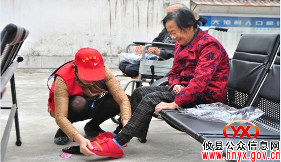 攸县义工联牵手槚山敬老院老人共度重阳
