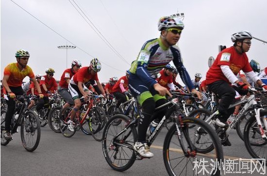 全省自行车挑战赛1000多名选手竞速云龙大道/图