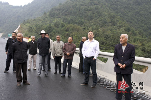 炎陵县组织老干部视察重点项目建设并召开形势报告会