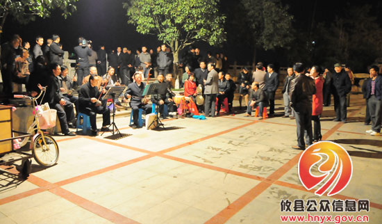 龚红果一行欣赏梅城夜景