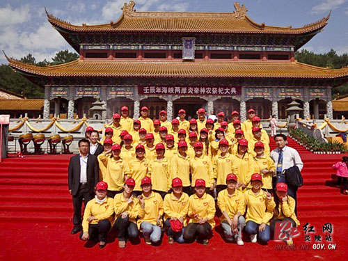 县＂小红帽＂服务海峡两岸炎帝神农祭祀大典