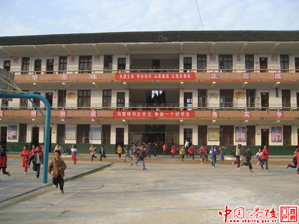 舲舫中心小学举行防空演练