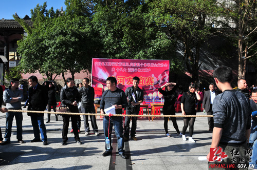 县个私协霞阳分会举办个体户拔河友谊赛