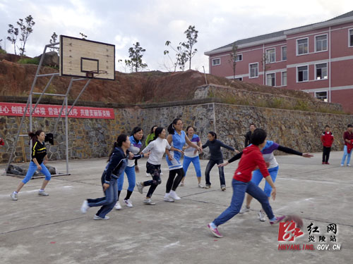 县示范幼儿园：以球为媒 丰富教师文体生活