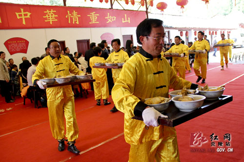 两岸嘉宾炎帝陵共享＂神农御膳＂