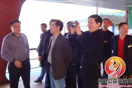 省地方海事局党委书记钱俊君一行视察酒仙湖景区