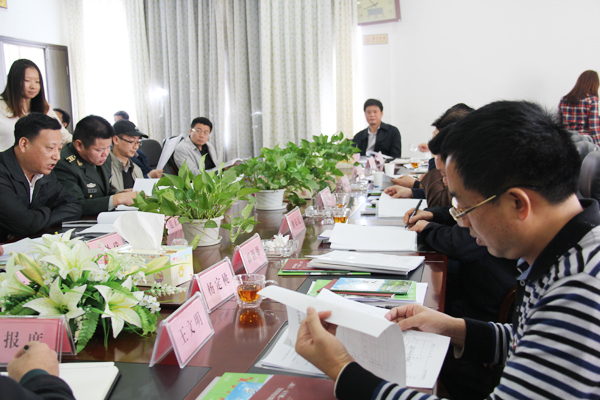 彭新军主持召开县政府常务会议