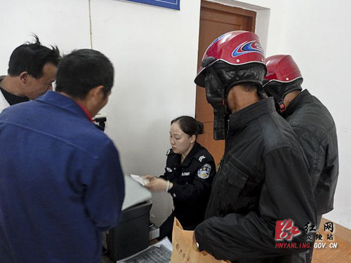 船形乡群众为县交警大队便民服务延伸至乡村叫好